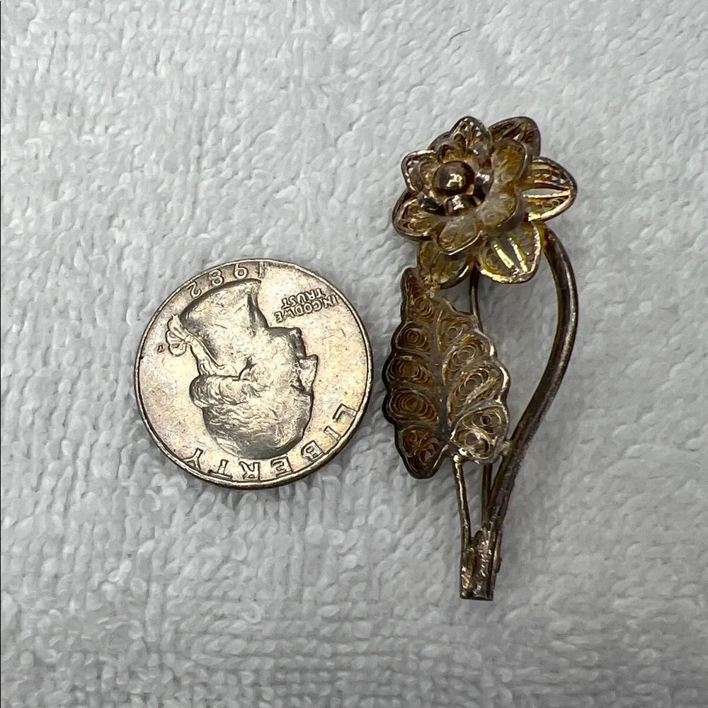 Antique Elegant Gold floral brooch in floating frame - Picture 5 of 5